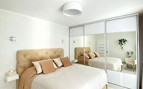 Die Eleganz - Apartment Near The City Center With Free Parking